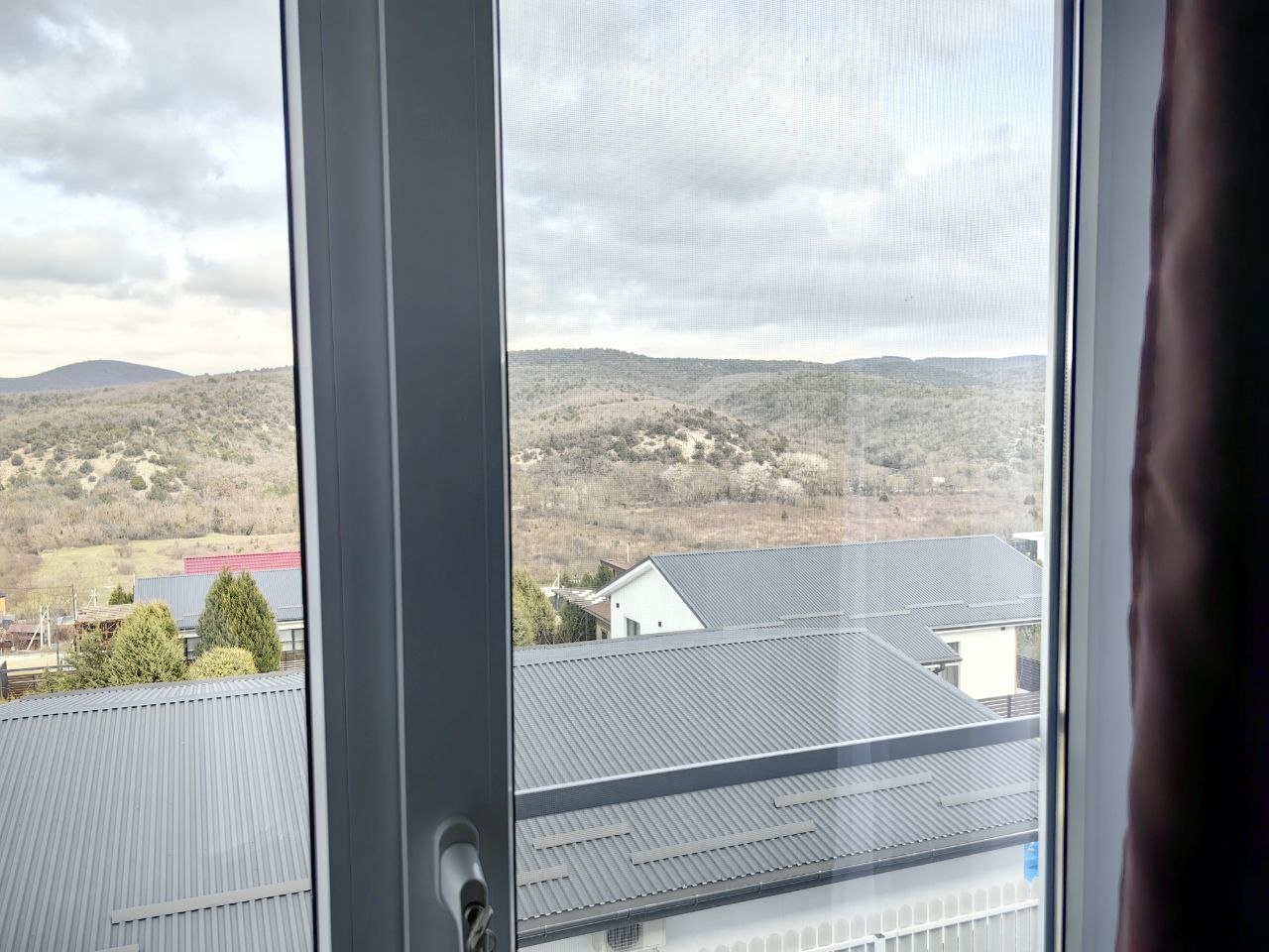 Вид на горы из окна