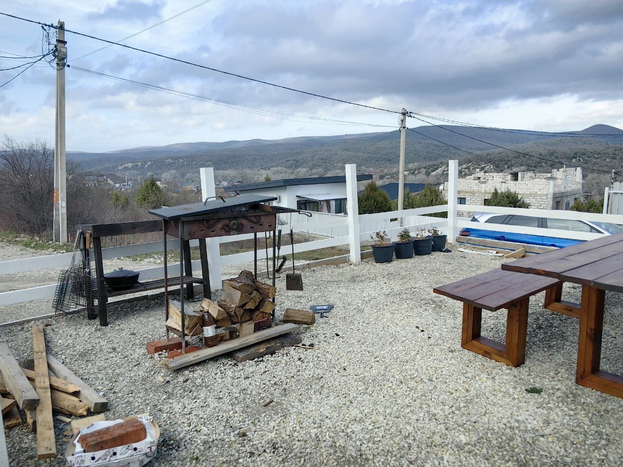 Двор с мангалом, вид на холмы