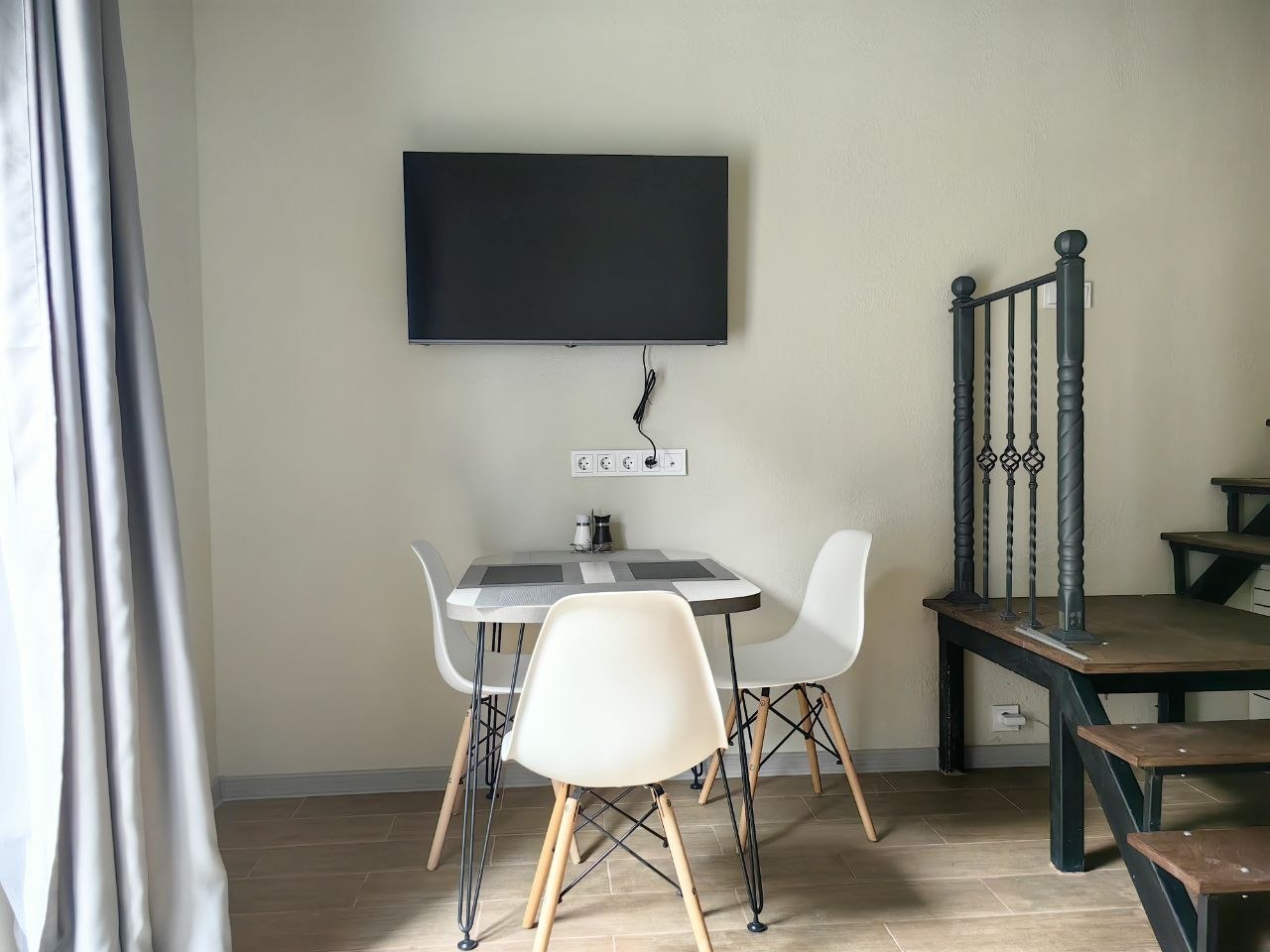 Столовая зона с ТВ и лестницей