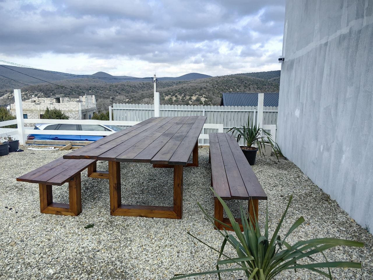 Большой стол во дворе